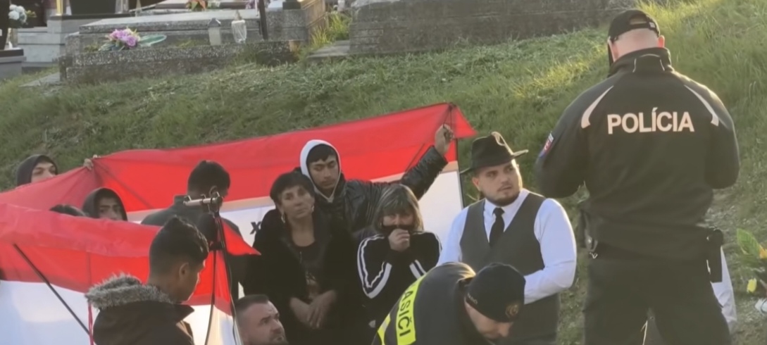 Policie a rodina na hřbitově v Bijacovcích při incidentu, kdy se měly z hrobu ozývat zvuky a hlasy