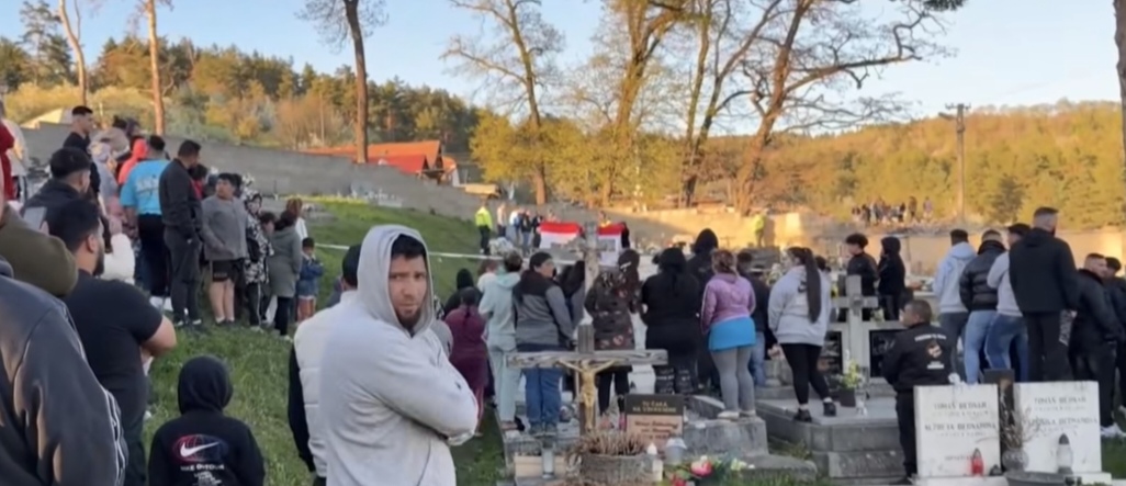 Hrob Slovensko hlasy Bijacovce incident policie klepání
