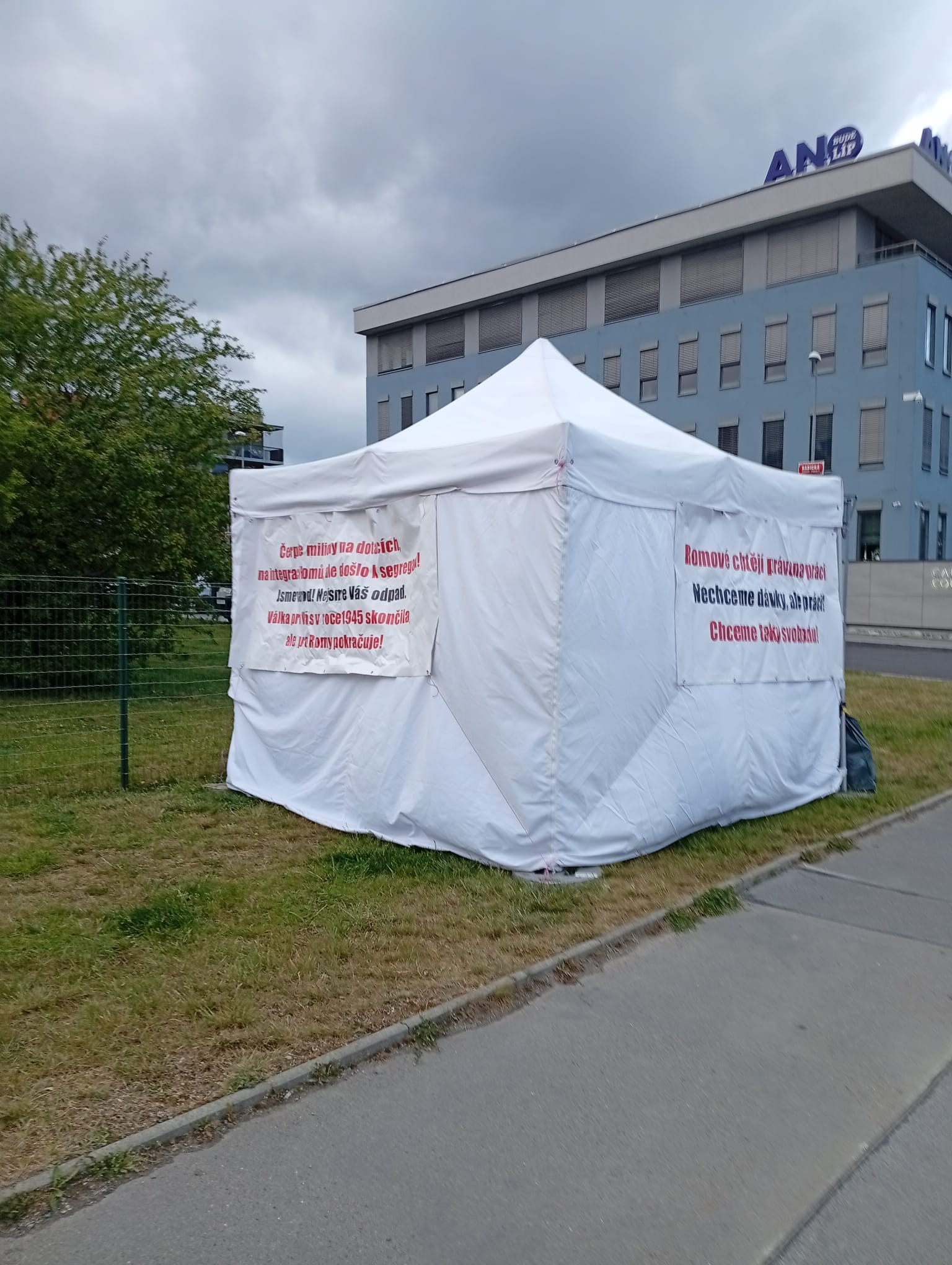 Petiční akce Romů před ANO v Praze