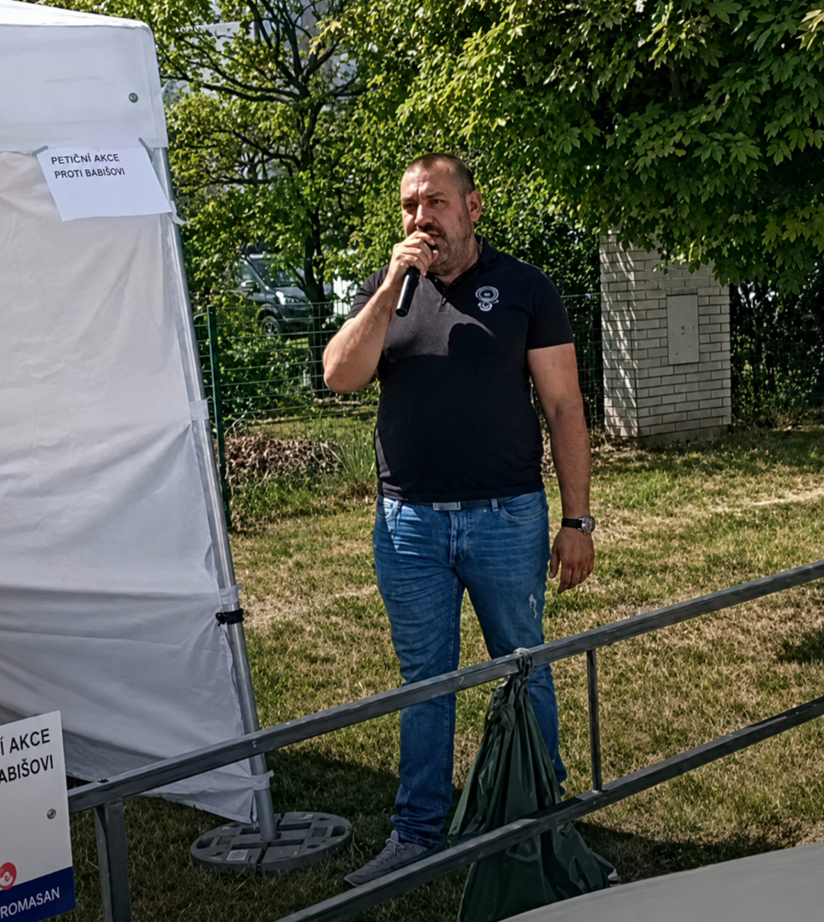 Protest Romů před sídlem ANO v Praze