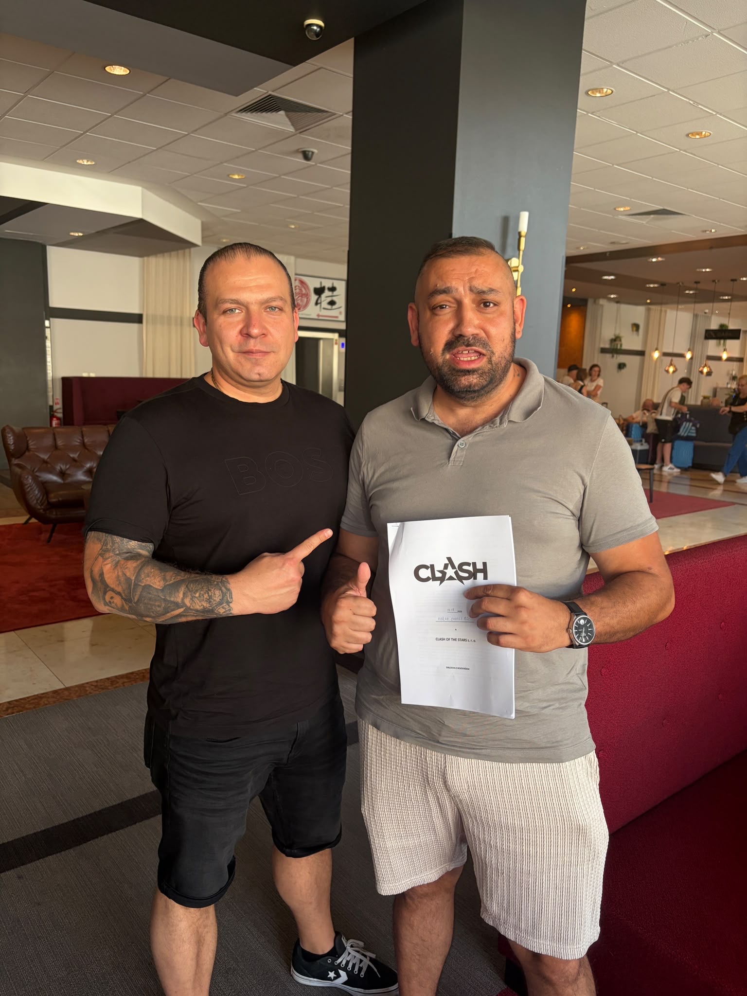 Marco Cavali při podpisu smlouvy s organizací Clash MMA
